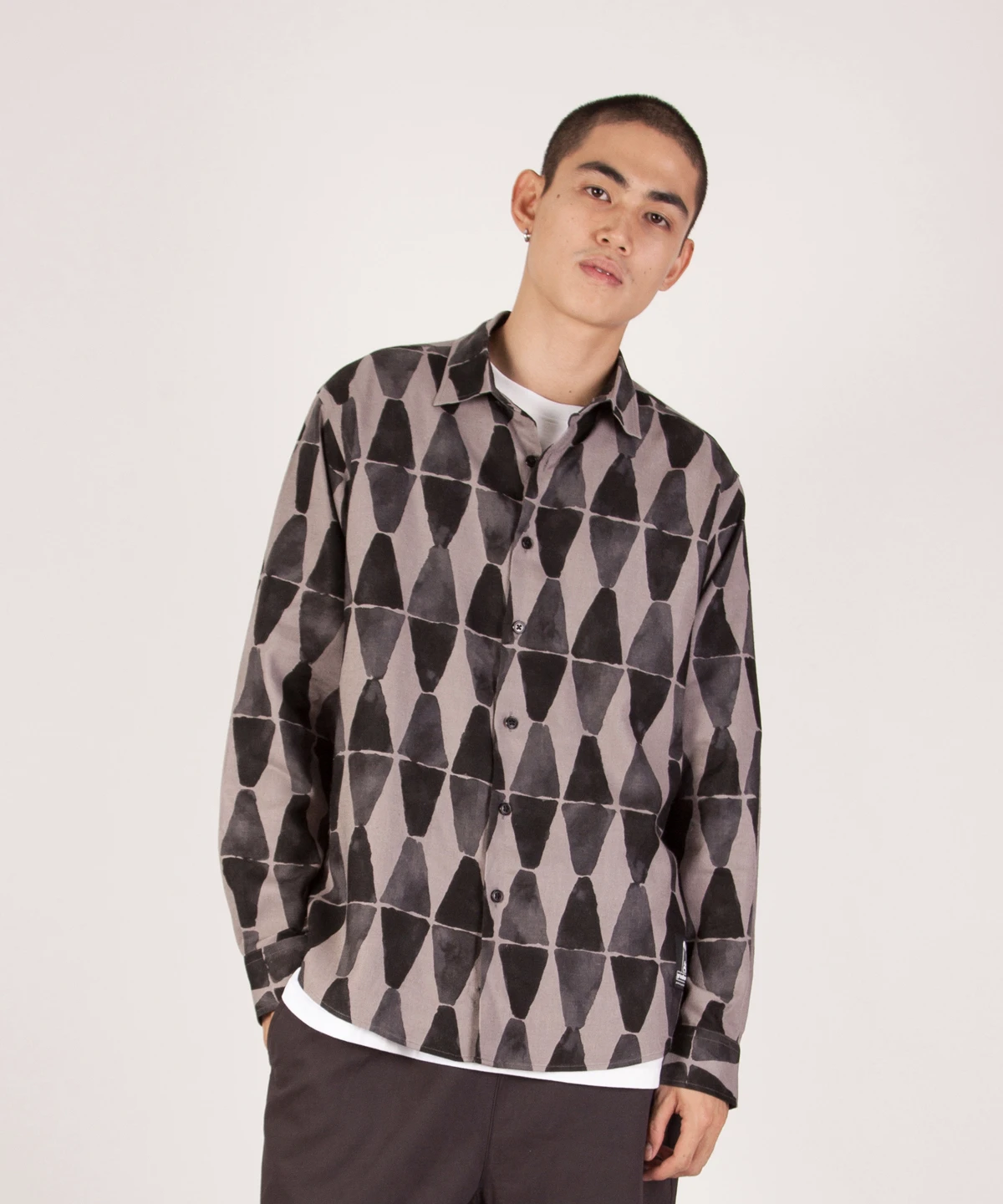 grindlondon triangle print rayon linen blend long sleeve shirt